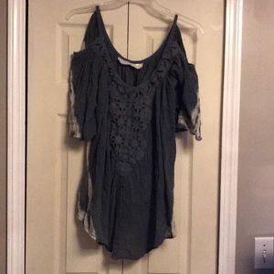 🌸 Jen’s Pirate Booty cold shoulder top!🌺